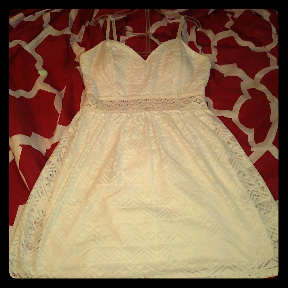 All white mini cocktail dress 🍸👗
